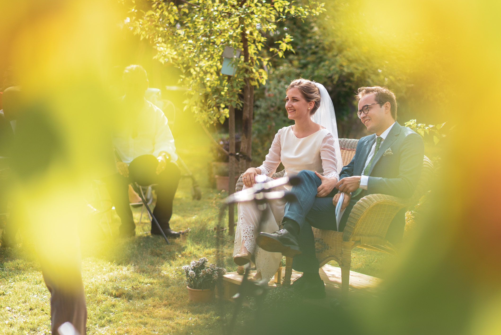 Mariés lors de leur cérémonie laique dans le jardin familial par Etienne Ster
