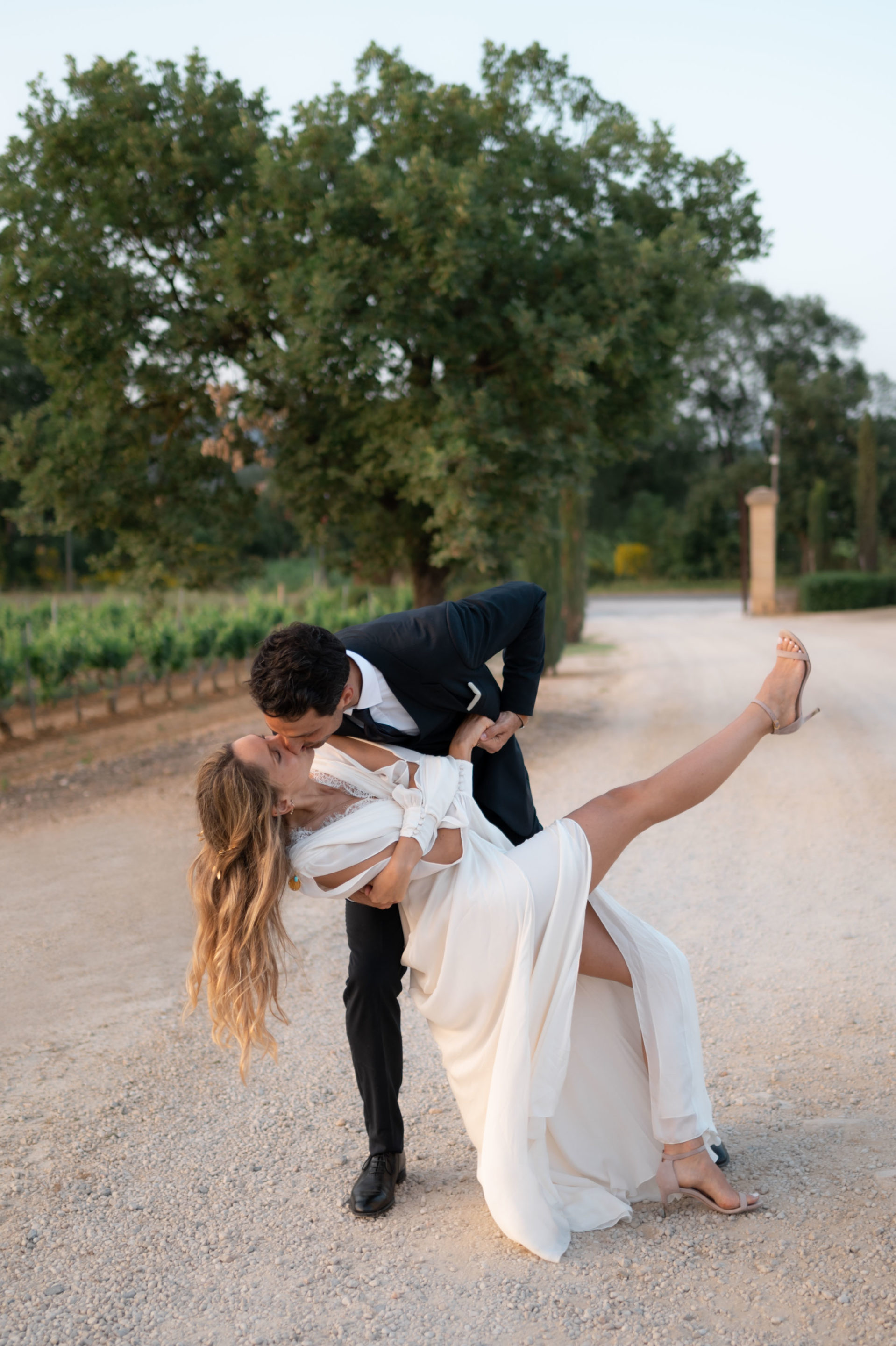 bride and groom dancing on their wedding day during their photo session in provence saint tropez robe mariee boheme