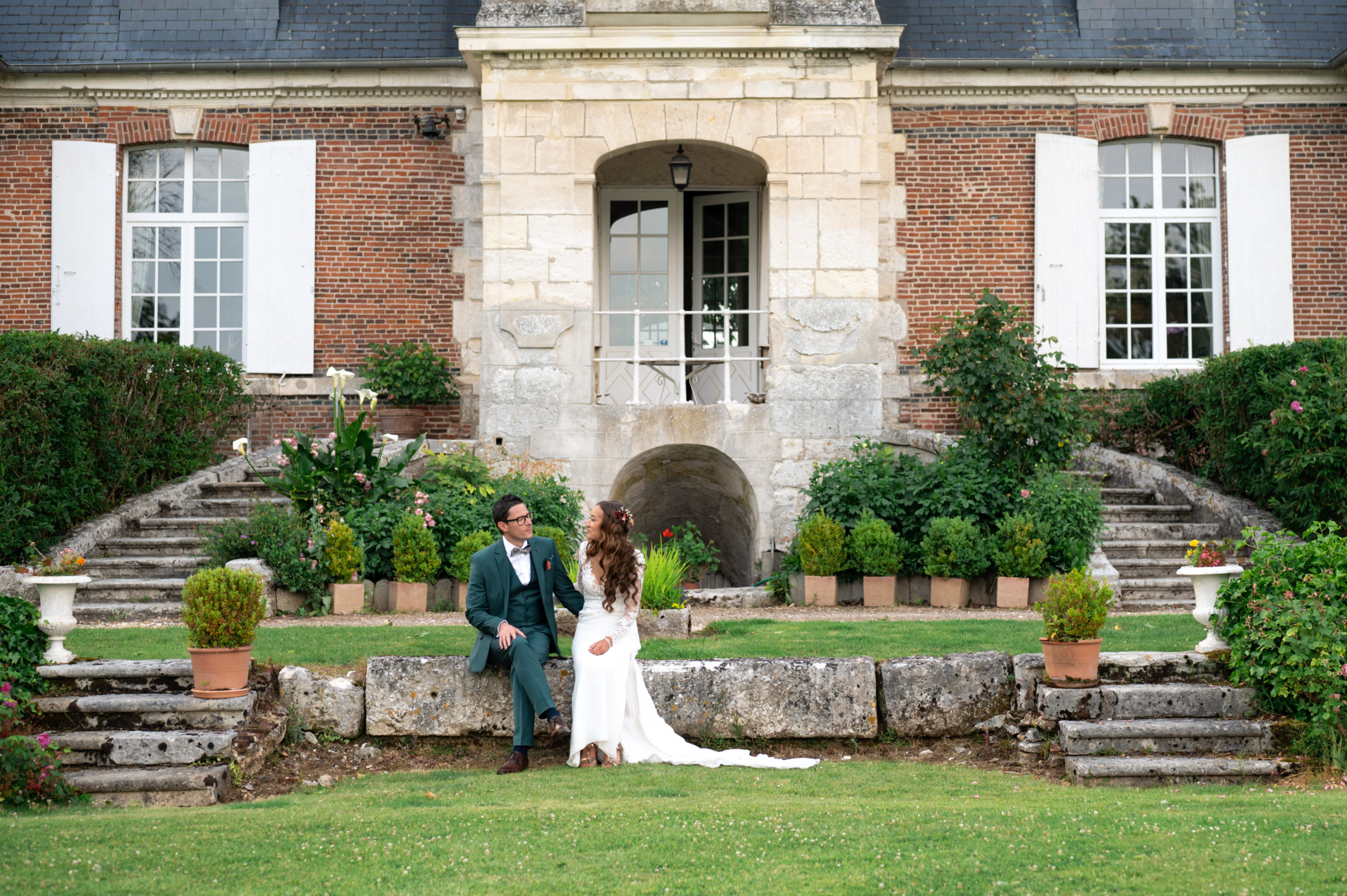 Mariés lors de leur cérémonie laïque dans le Loiret par Etienne Ster