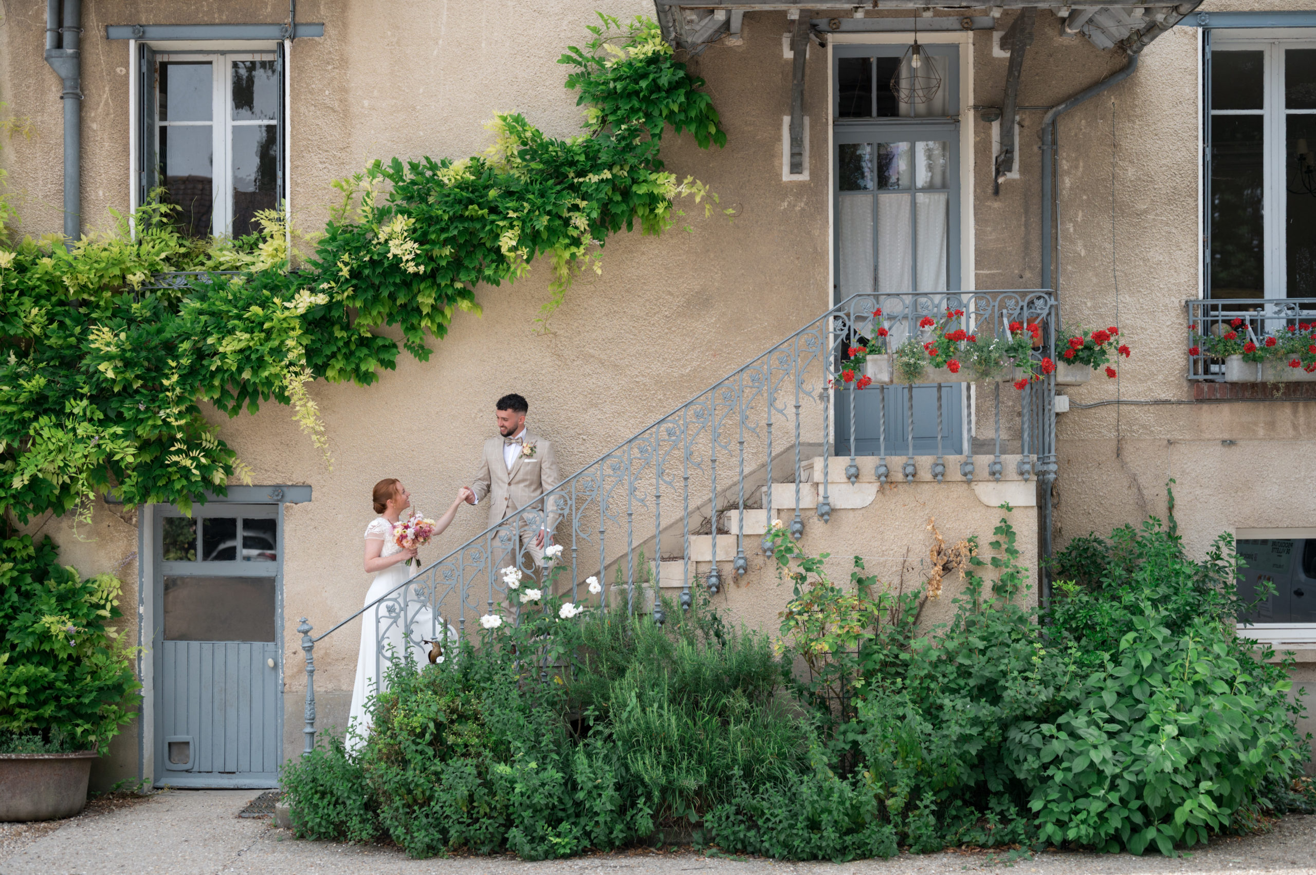 Séance couple lors d'un mariage franco-australien à l'Abbaye de Valloires en septembre 2022.