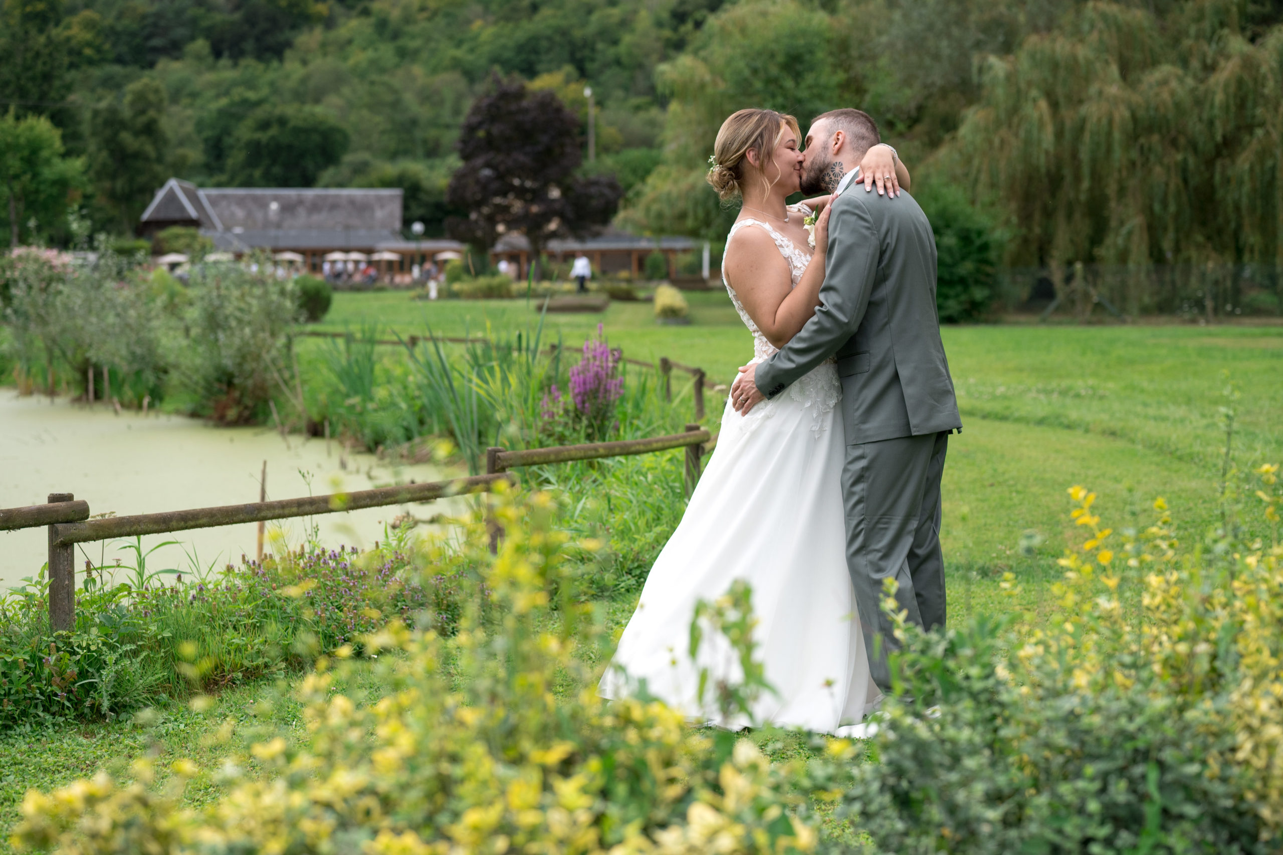 Seance couple pour les mariés au domaine de l'Armandière près de Tours par Etienne Ster Photographe