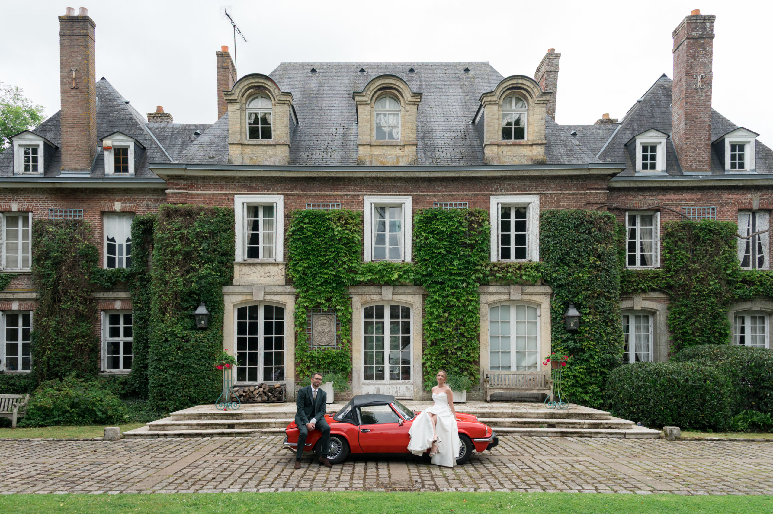 Séance couple lors d'un mariage franco-australien à l'Abbaye de Valloires en septembre 2022.