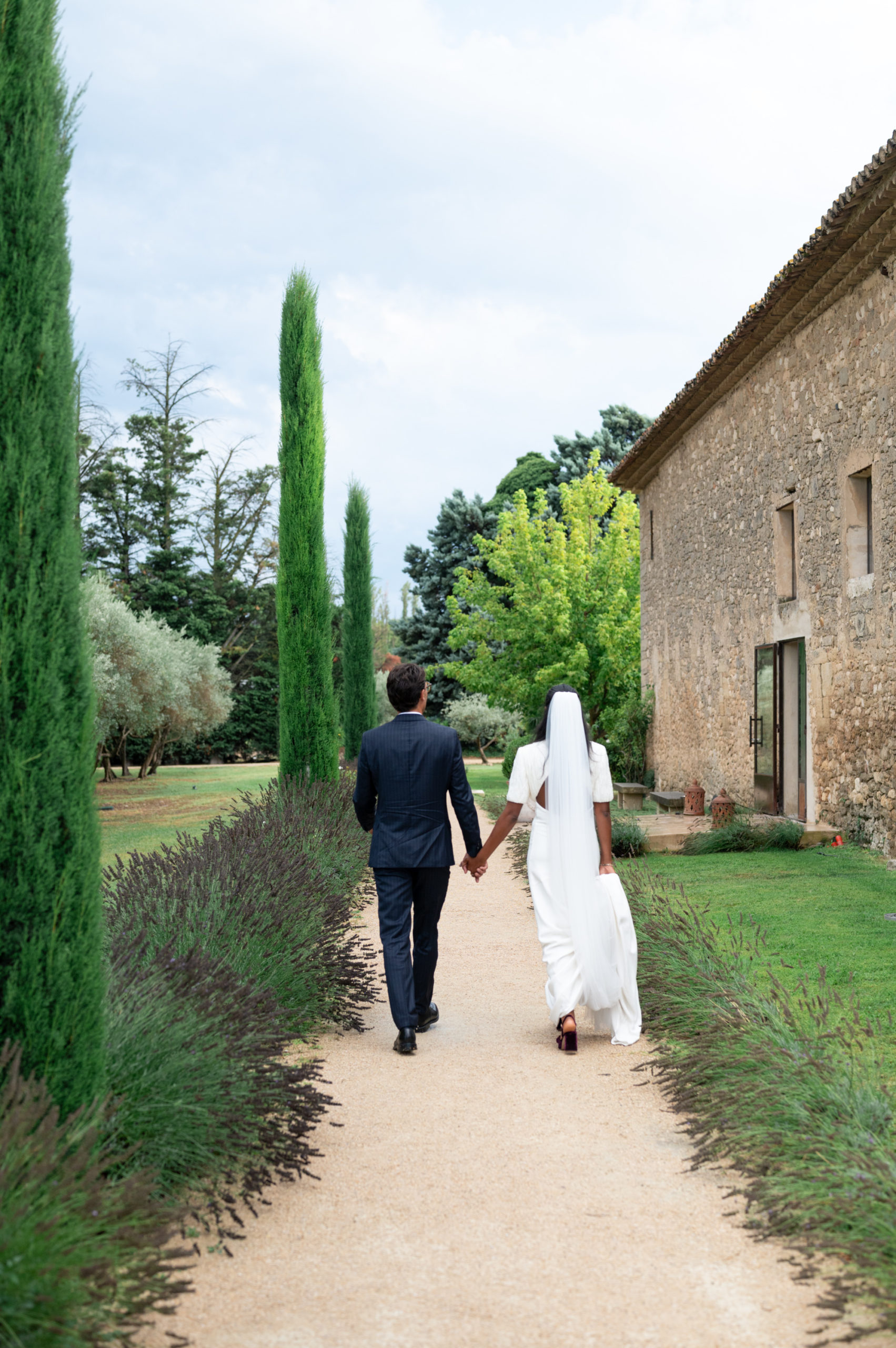 invités à la sortie de la cérémonie religieuse lors d'un mariage à Grimaud, près de Saint Tropez